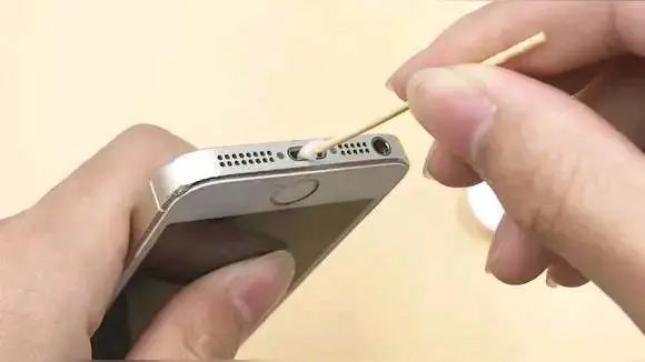 手机充电慢或者充不进电?试试下面方法解决问题。